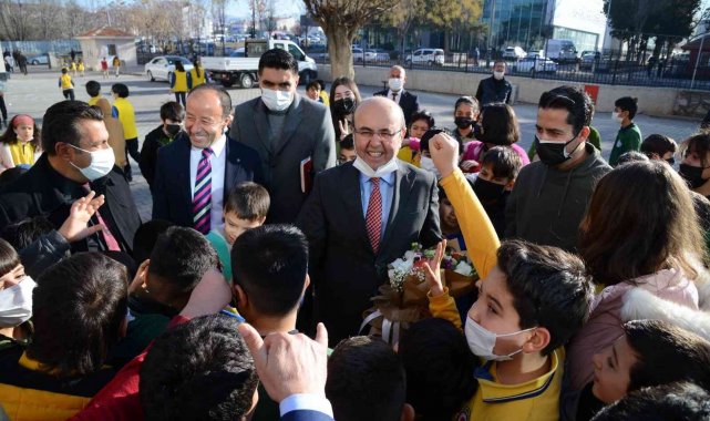 Belediye Başkanı Ekicioğlu, okul ziyaretleri ile talepleri yerinde alıyor