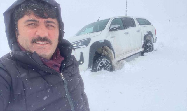 Belediye başkanı karda mahsur kalan vatandaşı kurtarırken mahsur kaldı