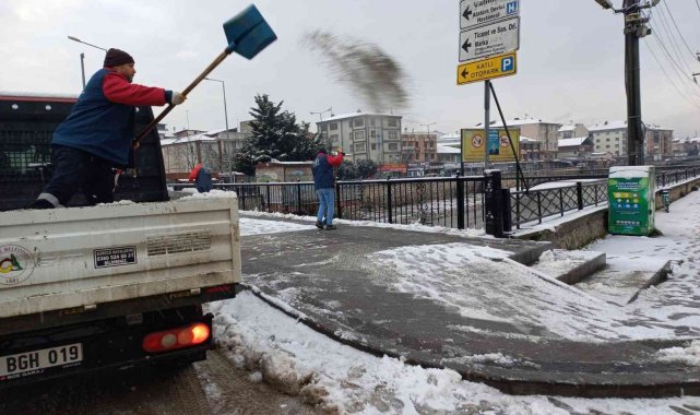 Belediye ekipleri kar yağışına karşı teyakkuza geçti