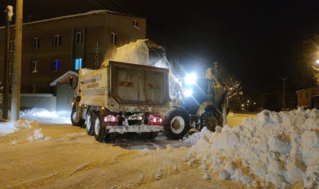 Belediye ekiplerinin gece kar mesaisi