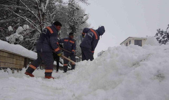 Belediye işçilerinin karla zorlu mesaisi