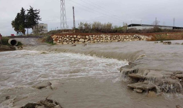 Belediye o yolu kapattı