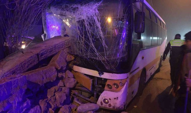 Belediyeye ait yolcu otobüsü istinat duvarına çarptı: 2 yaralı