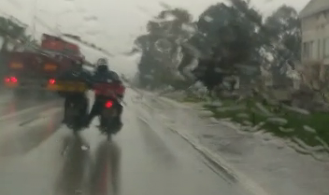 Benzini biten motosiklete ayağı ile destek verdi