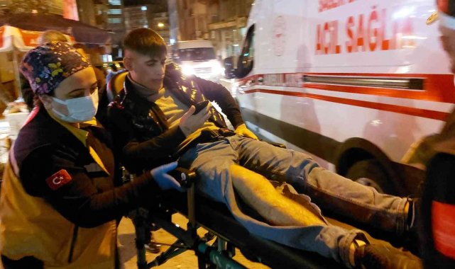 Berberde tıraş olmak için sıra beklerken silahlı saldırıda yaralandı