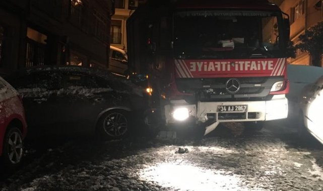 Beşiktaş&#039;ta buzlanan yolda itfaiye aracı 7 araca çarparak durabildi