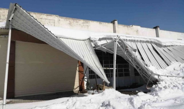 Besni Küçük Sanayi Sitesinde çatılar kara dayanamayıp çöktü