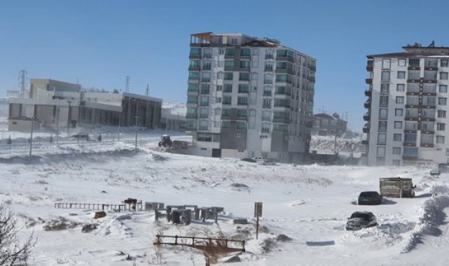 Besni&#039;de kar yağışı yerini tipiye bıraktı