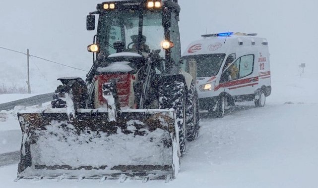 Besni&#039;de şiddetli kar ve tipi bazı yolları kapattı