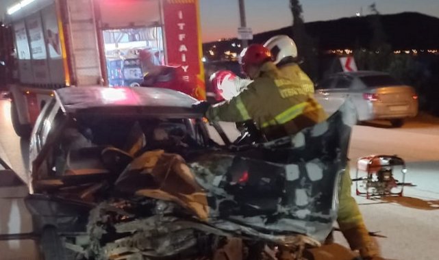 Beton mikserine çarpan otomobil hurdaya döndü