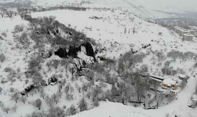 Beyaz gelinliğini giyen Girlevik Şelalesi ziyaretçilerine görsel şölen sunuyor