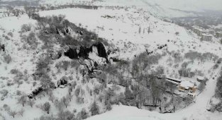 Beyaz gelinliğini giyen Girlevik Şelalesi ziyaretçilerine görsel şölen sunuyor