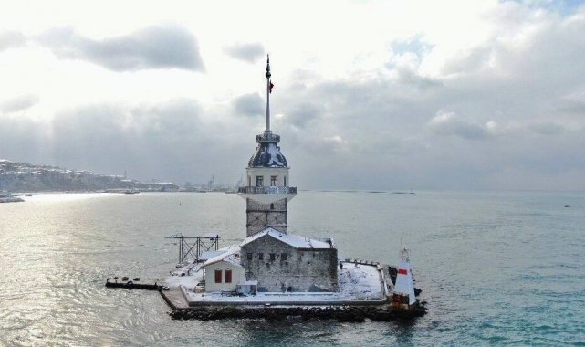 Beyaz gelinliğini giyen Kız Kulesi fotoğrafçı akınına uğradı