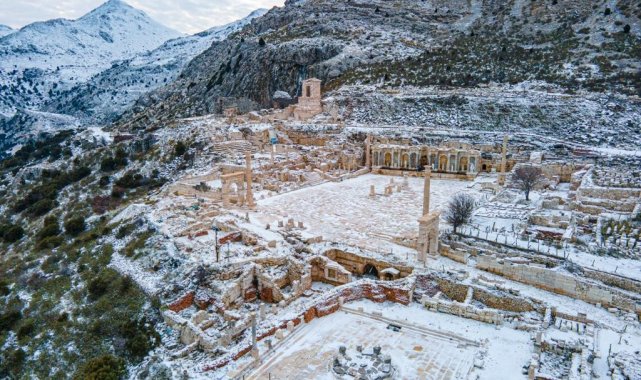 Beyaz örtüyle kaplanan 'aşklar ve imparatorlar şehri' görenleri cezbetti