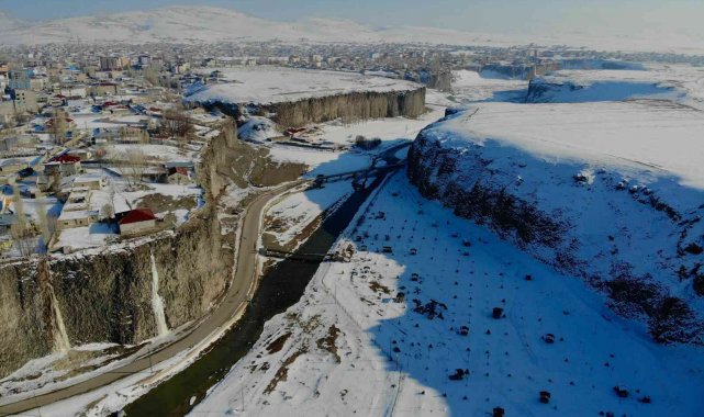 Beyaza bürünen Murat Kanyonu, manzarasıyla görenleri mest ediyor