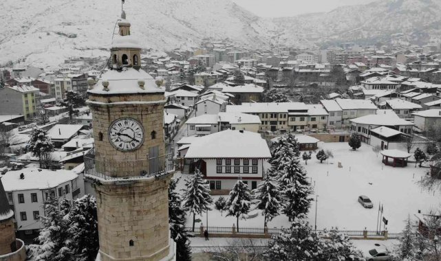 Beyaza bürünen tarihi mekanlardan kartpostallık manzara