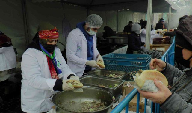 Beykoz'da 5 bin kişiye 1 ton hamsi ikramı