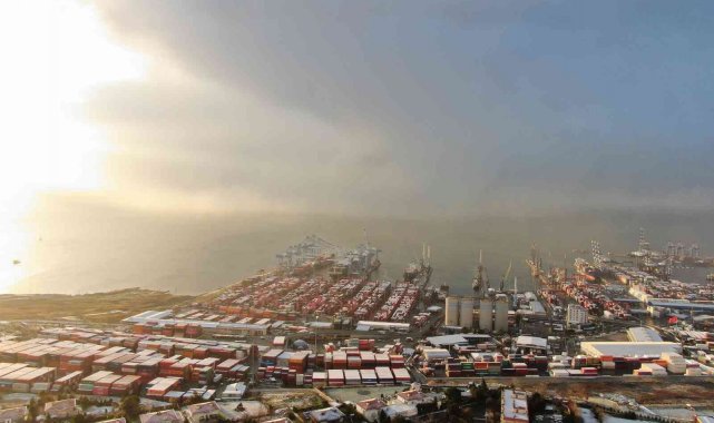 Beylikdüzü'nde beyaz örtü ile kaplanan çatılar havadan görüntülendi