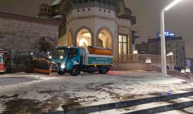 Beyoğlu'nda karla mücadele aralıksız devam ediyor