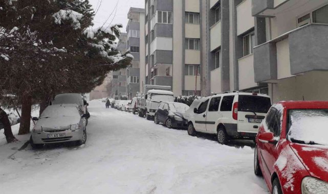 Bilecik kent merkezinde kar yağışı etkili oldu