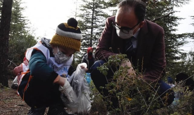 Bilecik Kent Ormanı'nda yüzlerce poşet çöp toplandı