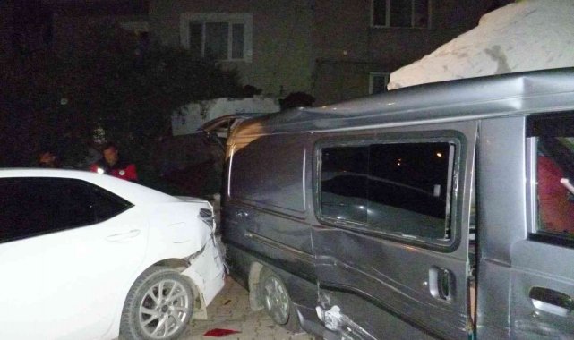 Bilecik'te freni boşalan tır önce 3 araca, sonra apartmana çarparak durabildi