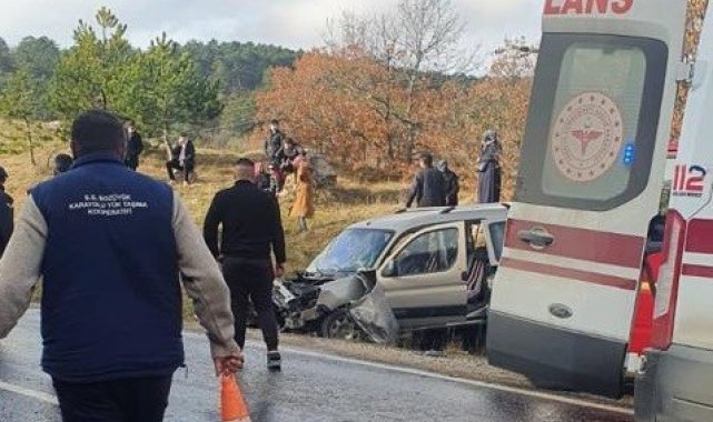 Bilecik&#039;te hafif ticari araçla yolcu midibüsü çarpıştı: 5 yaralı