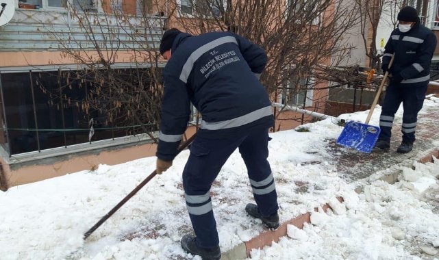 Bilecik'te kaldırımların kar ve buzu temizleniyor