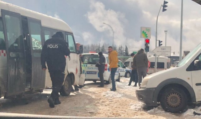 Bilecik'te yolcu minibüsü ile hafif ticari araç çarpıştı, 7 kişi yaralandı