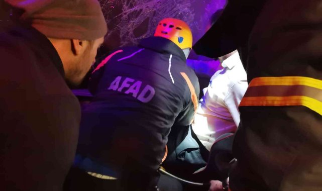 Bilecik'te yolcu otobüsü tıra arkadan çarptı, muavin araç içinde sıkıştı