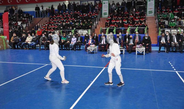 Bin 512 sporcuya 10 bin 500 parça spor malzemesi dağıtıldı