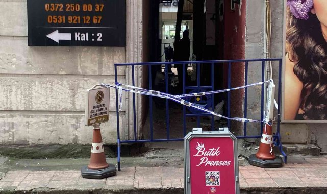 Binadan kopan taş parçası az kalsın kazaya davetiye çıkarıyordu