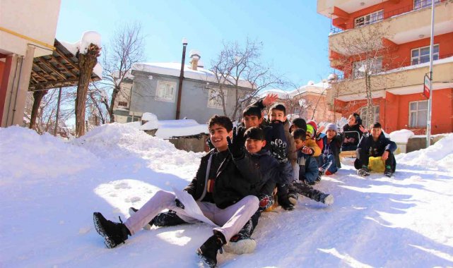 Bingöl'de 1 metreyi bulan kar çocuklara eğlence, vatandaşa çile oldu