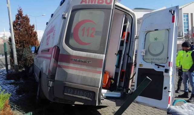 Bingöl'de ambulans ve otomobil çarpıştı: 5 yaralı