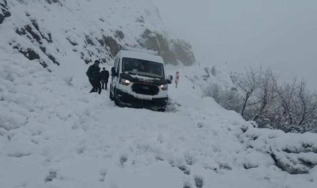 Bingöl'de çığ düştü, yol ulaşıma kapandı