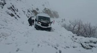 Bingöl'de çığ düştü, yol ulaşıma kapandı