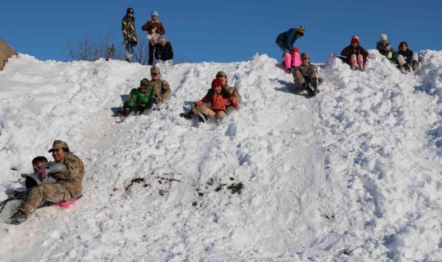 Bingöl&#039;de jandarma çocuklarla kartopu oynadı, kayak yaptı