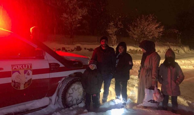 Bingöl'de kar ve tipide mahsur kalan ailenin imdadına AKUT yetişti