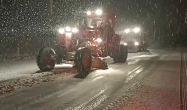 Bingöl'de karayolları ekipleri gece gündüz demeden karla mücadelesi sürüyor