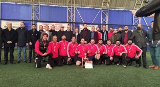 Bingöl'de kurum çalışanları, öğrenciler için forma terletti