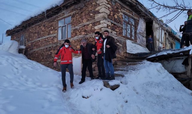 Bingöl'de UMKE karlı yolları aştı, vatandaşı hastaneye ulaştırdı