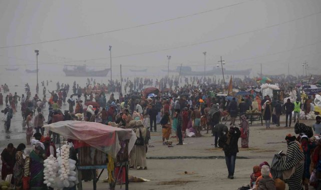 Binlerce Hindu Covid-19&#039;a rağmen Ganj Nehri&#039;ne girdi