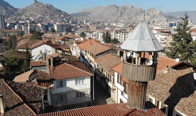 Bir asırlık cami ahşap minaresi ile dikkat çekiyor