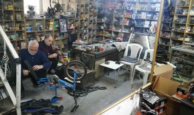 Bisiklet tamircisi iki kardeş 40 yıldır eskimiş bisikletleri hayata döndürüyor