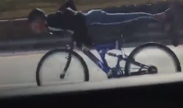 Bisikletli gençlerin otoyoldaki tehlikeli yolculuğu pes dedirtti