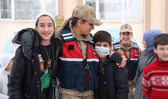 Bitlis'te 30 öğrenci jandarma tarafından "Kesişme iyi ki varsın Eren" filmine götürüldü