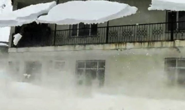 Bitlis&#039;te çatıdan düşen kar kütleleri korkuttu