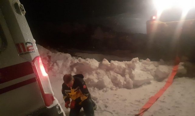 Bitlis'te hasta almaya giderken mahsur kalan ambulans kurtarıldı