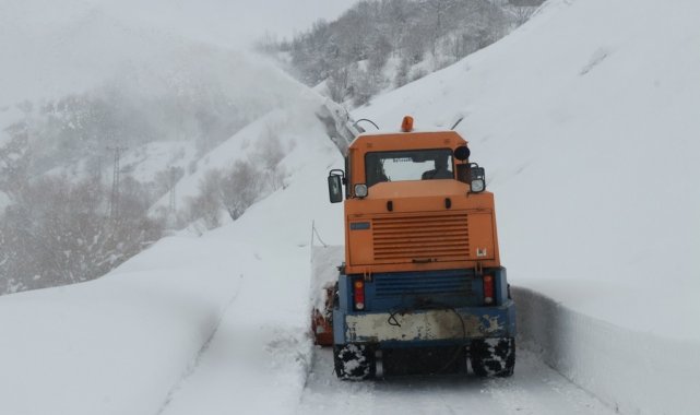 Bitlis'te tipi ve fırtınaya rağmen köy yolları açılıyor
