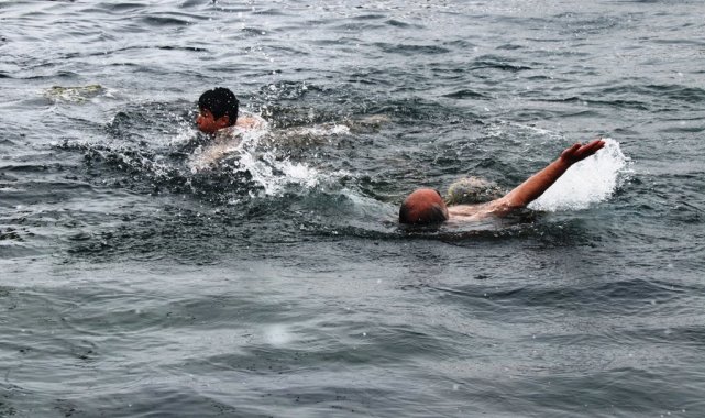 Bitlisliler eksi 10 derecede buz gibi suya girdiler